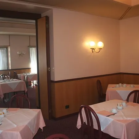 Albert Hotel Otel 3*