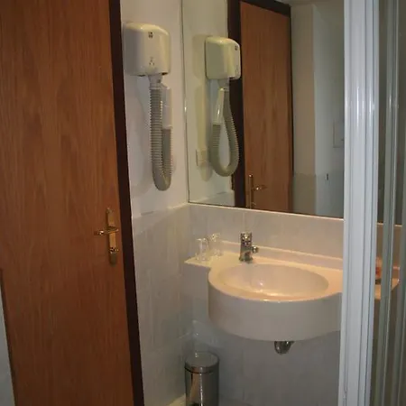 アルバート ホテル 3*