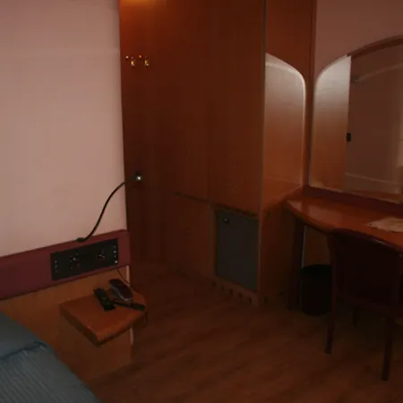 アルバート ホテル 3*