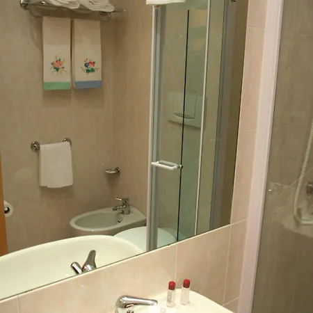 アルバート ホテル 3*