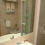 Albert Hotel מלון 3*