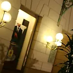 מלון Albert Hotel 3*