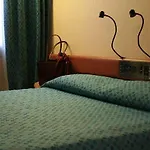 Albert Hotel מלון 3*