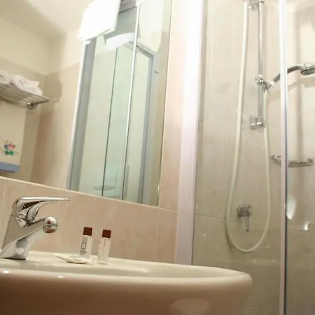 Albert Hotel מלון 3*